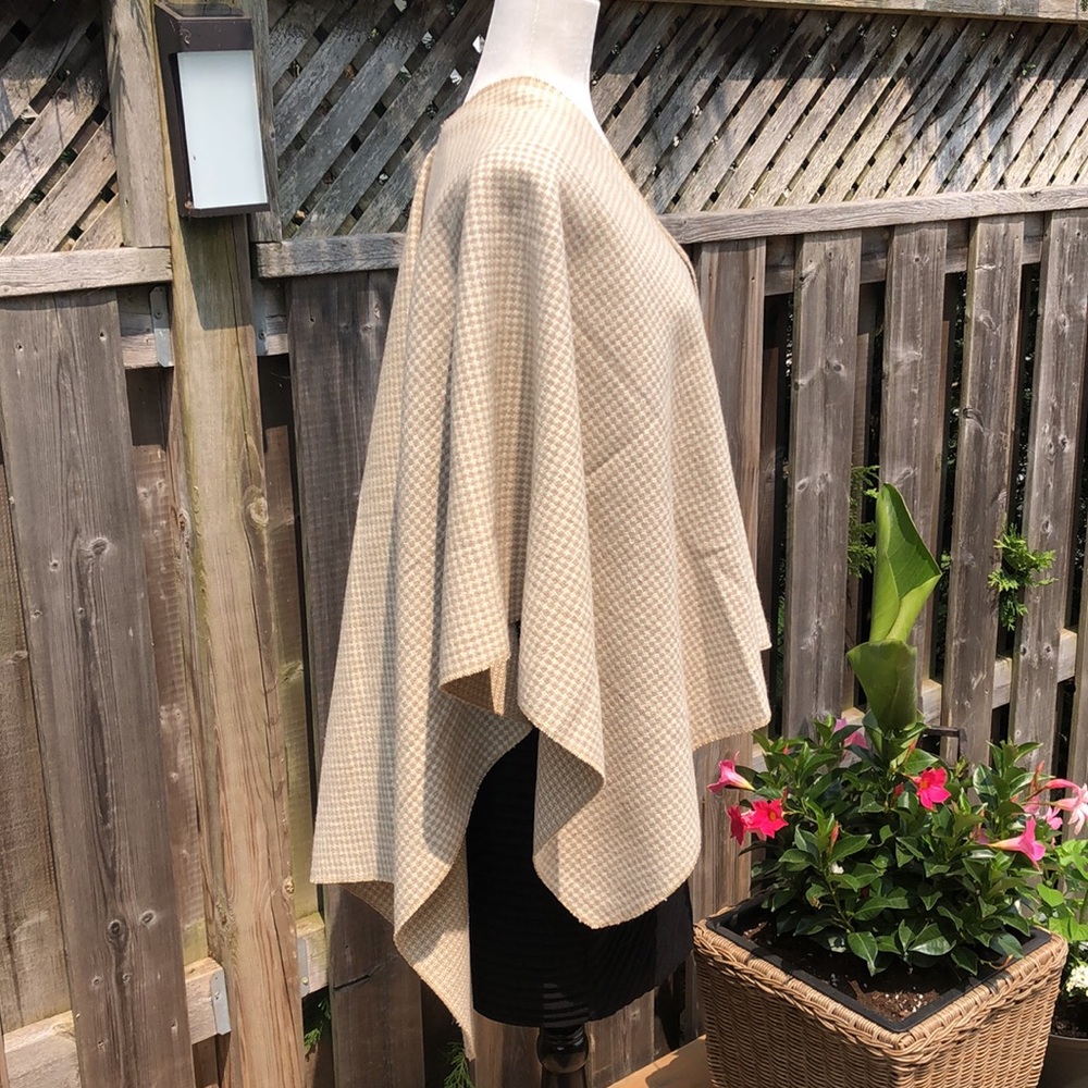 PRICE JUST DROPPEDHandmade Wool Cape O/S Beige Houndstooth excellent condition. - Picture 3 of 4
